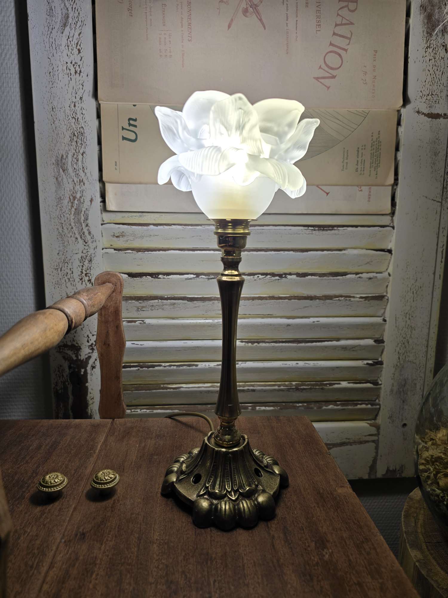 Lampe à poser créée par l'Atelier Petita Lumières - pied en laiton et rose aux pétales en pâte de verre
