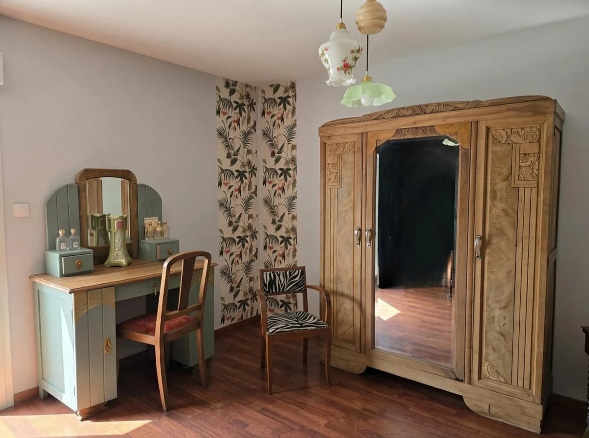Atelier Petita Lumières et Déco, armoire Art déco et suspension opalines vintage