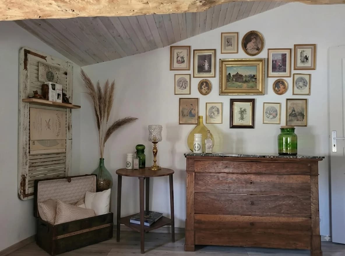 Buffet restauré par l'atelier Petita Lumières et Déco avec pieds modernes dorés